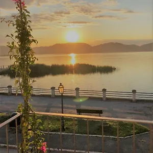 https://vista-lago.it-tuscanyhotel.com